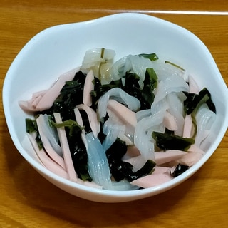 魚肉ソーセージと海藻の酢サラダ